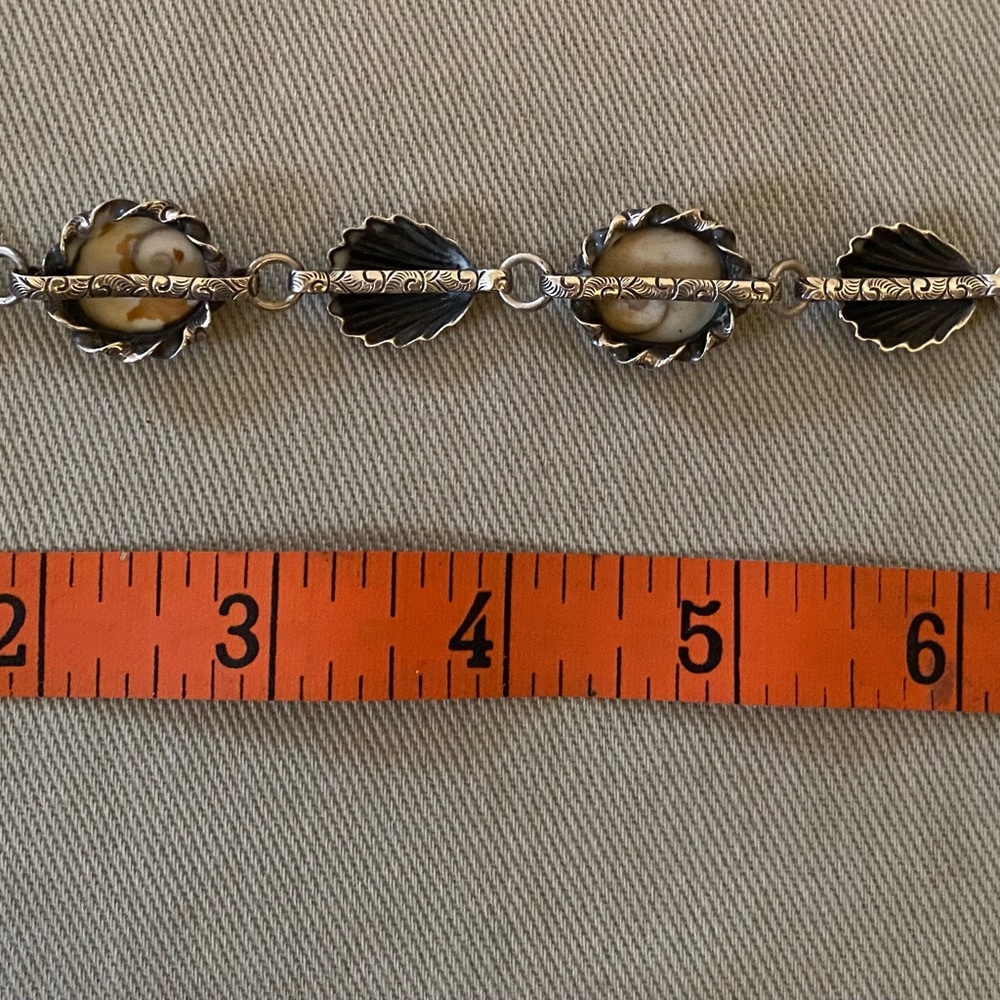 Vintage carved silver bracelet with cats eye shells - Picture 3 of 4